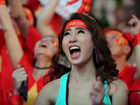 DJ gợi cảm nhất châu Á công khai tỏ tình tiền đạo Tiến Linh