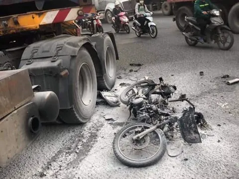 TP.HCM: Xe máy cháy trơ khung dưới gầm container, một người nguy kịch