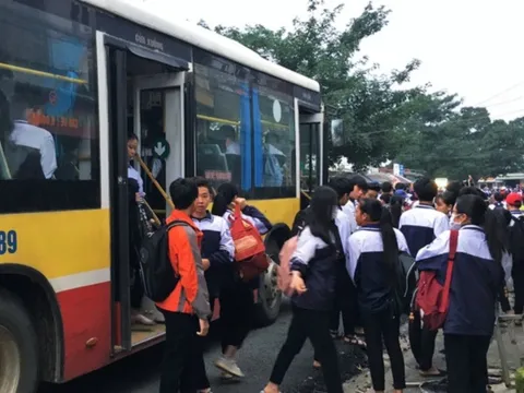 Tài xế xe buýt 60 chỗ 'nhồi nhét' gần 120 học sinh khai gì tại cơ quan công an?