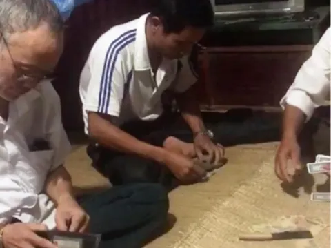 Xác minh thông tin Bí thư và Phó Chủ tịch xã bị dân quay clip, tố đánh bạc tại trụ sở ủy ban