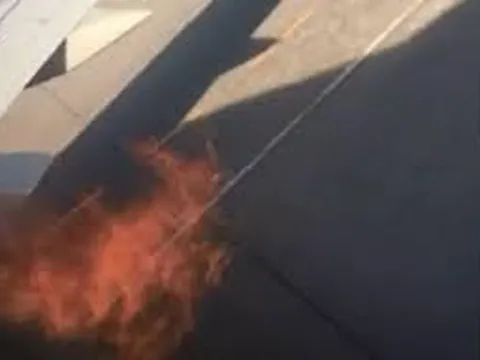 Máy bay của United Airlines hạ cánh khẩn cấp vì động cơ bỗng nhiên bốc cháy