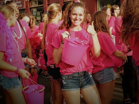 Cô gái 17 tuổi qua đời vì virus lạ, lây nhiễm khi hôn nhau