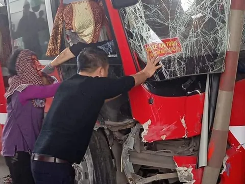 Xe khách giường nằm lao vào trạm thu phí Bỉm Sơn, 5 người bị thương