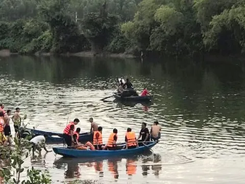 Lật thuyền chở 7 người vãn cảnh trên sông Hoàng Mai, 2 cha con thiệt mạng