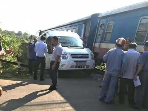 Đồng Nai: Xe khách bị tàu hỏa tông văng, 5 người bị thương