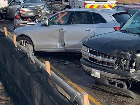 63 ô tô đâm liên hoàn trên đường cao tốc ở Mỹ, 35 người bị thương