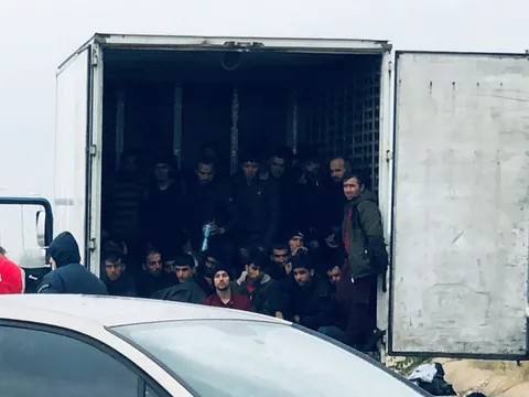 Phát hiện 11 người nhập cư trong xe đông lạnh tại Đức