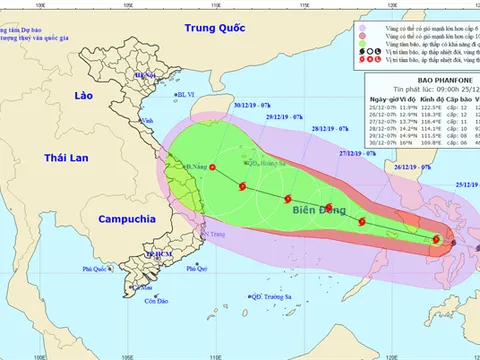 Bão Phanfone giật cấp 14 đang tiến vào Biển Đông