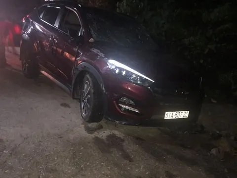 Xe ô tô trượt khỏi phà lao xuống sông, 2 người thương vong