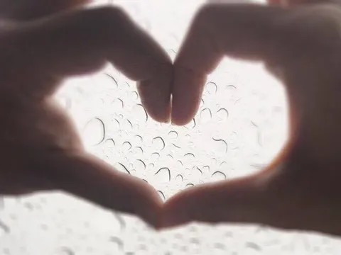 Nếu chờ đợi là vô nghĩa, em xin từ bỏ tình yêu...