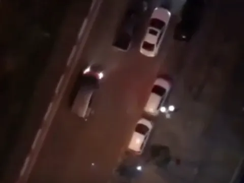 Nghi án nổ súng hỗn chiến trước cổng chung cư khiến 1 người bị thương