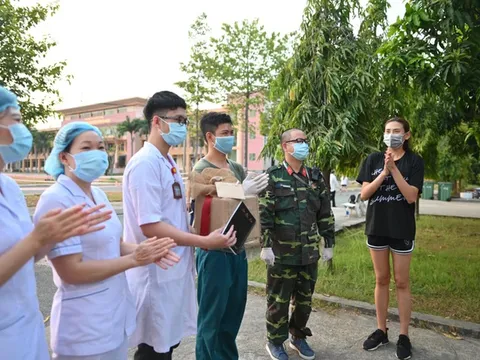 Siêu mẫu Võ Hoàng Yến quyên góp phòng chống dịch trước khi rời khu cách ly