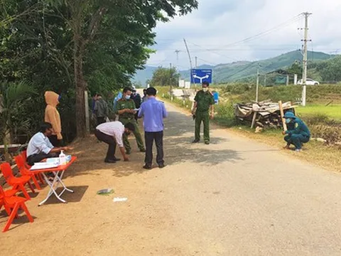 2 thanh niên giật khẩu trang, tát vào mặt nhân viên chốt kiểm dịch Covid-19