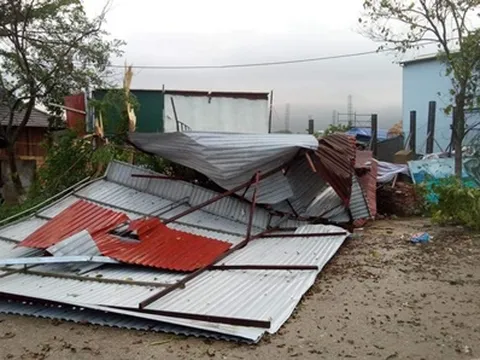 Mưa lớn, dông lốc gây sập nhà, tan hoang vườn cây ăn quả ở Sơn La