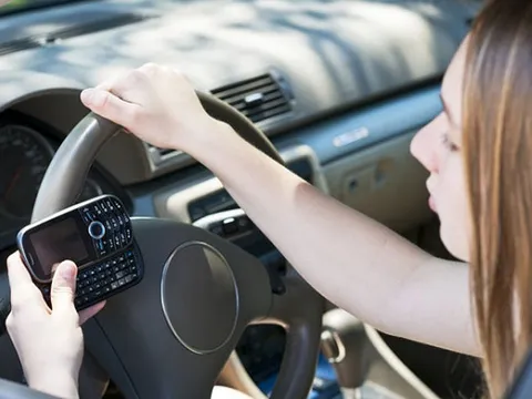 Sử dụng điện thoại khi lái xe: Có thể bị tước giấy phép lái xe đến 4 tháng