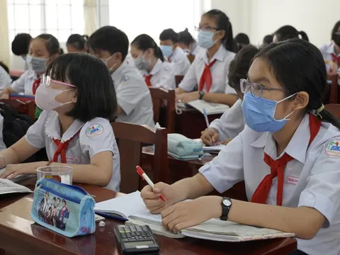 Theo lịch mới công bố, học sinh lớp 9 và lớp 12 sẽ đi học trở lại đầu tiên