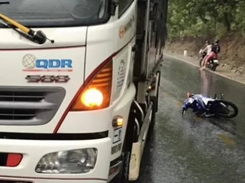 Kontum: Va chạm với xe tải đi ngược chiều, 2 người đi xe máy tử vong