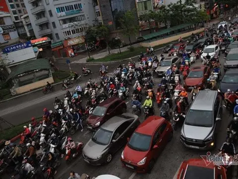 Hà Nội ngày đầu nới lỏng cách ly xã hội: Đường phố đông đúc, người dân hối hả đi làm dưới mưa