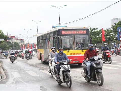 Xe buýt hoạt động trở lại trên 104 tuyến ở Hà Nội