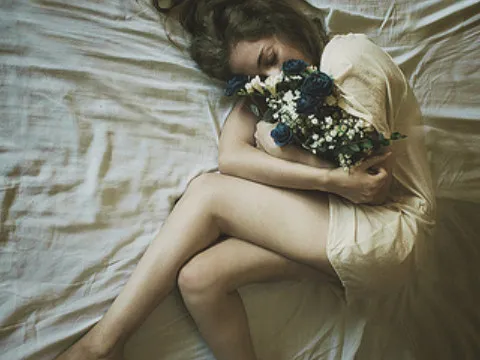 Buông đi những gì đã cũ, phũ đi những thứ đã tàn, đã không còn là gì của nhau thì đừng vớt vát quá khứ nữa...