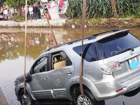 Danh tính nạn nhân tử vong trong xe ô tô 7 chỗ bất ngờ lao xuống sông ở Nam Định