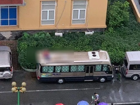 Phát hiện người đàn ông rơi từ chung cư xuống nóc ô tô tử vong