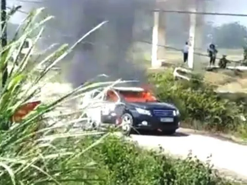 Xe chở cán bộ Sở Xây dựng bốc cháy ngùn ngụt giữa đường