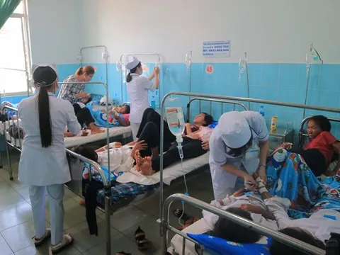 Lâm Đồng: 135 học sinh tiểu học nhập viện sau khi ăn bánh mỳ