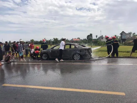 Thái Bình: Xe ô tô bốc cháy ngùn ngụt giữa đường vì rơm rạ