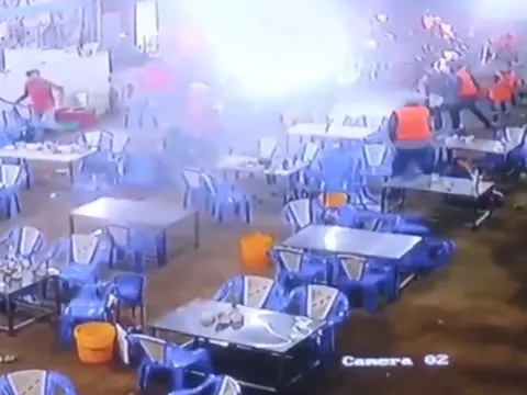 Nhóm giang hồ 200 người mặc đồng phục màu cam lao vào quán ốc đánh người, đập phá