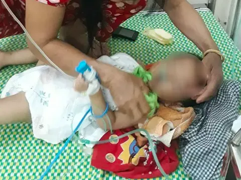 Bé 19 tháng tuổi nguy kịch vì bị bỏ quên trên xe ô tô suốt 2 tiếng