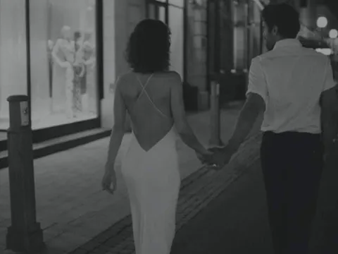 Đàn ông biết thương liền gặp đàn bà biết nhớ, đàn ông biết đợi mới gặp đàn bà biết chờ