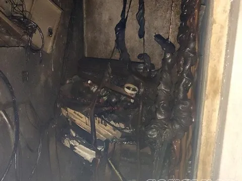 Hà Nội: Mở thang máy giải cứu 4 người mắc kẹt trong đám cháy chung cư