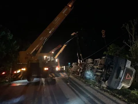 Quảng Ninh: Xe container đè bẹp xe 16 chỗ,  ít nhất 3 người tử vong