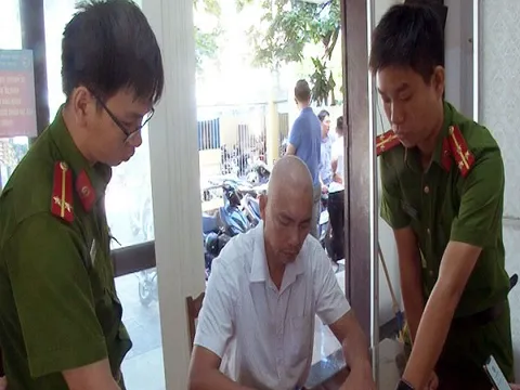 Bắt tạm giam chủ quán cà phê Bố Già hành hung nhân viên cây xanh