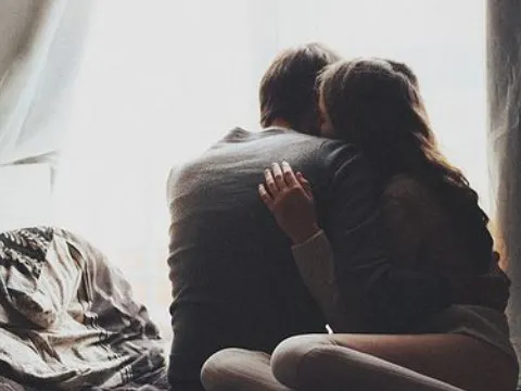 Em không cần cố gắng nữa đâu. Cái gì nhiều quá sẽ trở nên rẻ rúng...