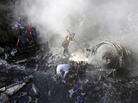 Vụ rơi máy bay làm 97 người chết thảm tại Pakistan: Phi công phân tâm, mải trò chuyện về Covid-19