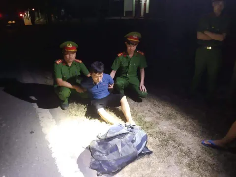 Truy đuổi 40km bắt 2 đối tượng vận chuyển 30kg ma túy