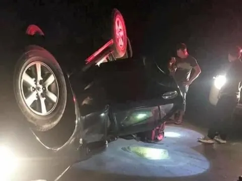 Trùm ma túy lật xe, đổ nửa tạ ma túy đá xuống đường