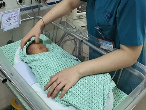 Bé sơ sinh bị bỏ rơi dưới hố ga ở Hà Nội đã qua đời