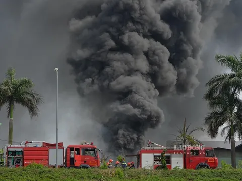 Phó Thủ tướng yêu cầu điều tra vụ cháy kho hóa chất tại Hà Nội