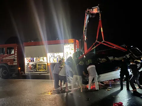 Ôtô lao xuống biển trong đêm mưa dông ở Quảng Ninh, 4 người nguy kịch