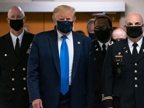 Tổng thống Trump lần đầu đeo khẩu trang nơi công cộng