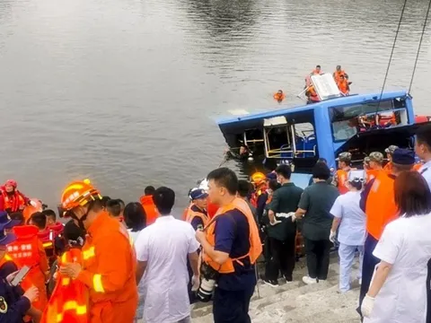 Hé lộ nguyên nhân xe bus lao xuống hồ khiến 21 người chết tại Trung Quốc