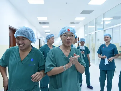 Thủ tướng Nguyễn Xuân Phúc chúc mừng êkip phẫu thuật tách rời cặp song sinh