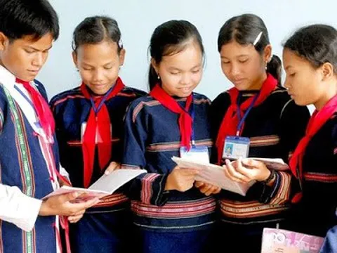 Bộ GD&ĐT phải nhận trách nhiệm trong việc chậm trễ làm SGK tiếng dân tộc