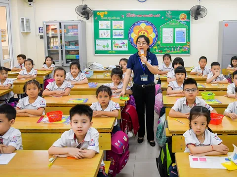 Học phí tiểu học thì bao cấp, sao giá SGK lại thả nổi?