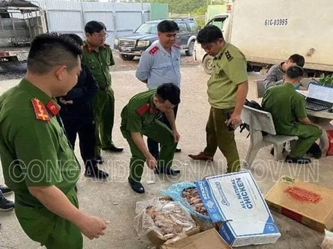 Phát hiện 1 tấn thịt gà hết hạn sử dụng trong kho công ty thực phẩm Khánh Huy