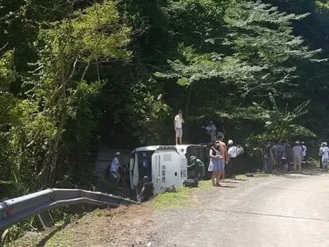 Quảng Bình: Lật xe khách chở cựu học sinh, ít nhất 8 người tử vong