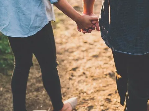 Một cái nắm tay công khai còn hơn cả ngàn nụ hôn trong bóng tối...